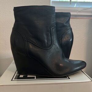 FRYE Regina Wedge Short Black